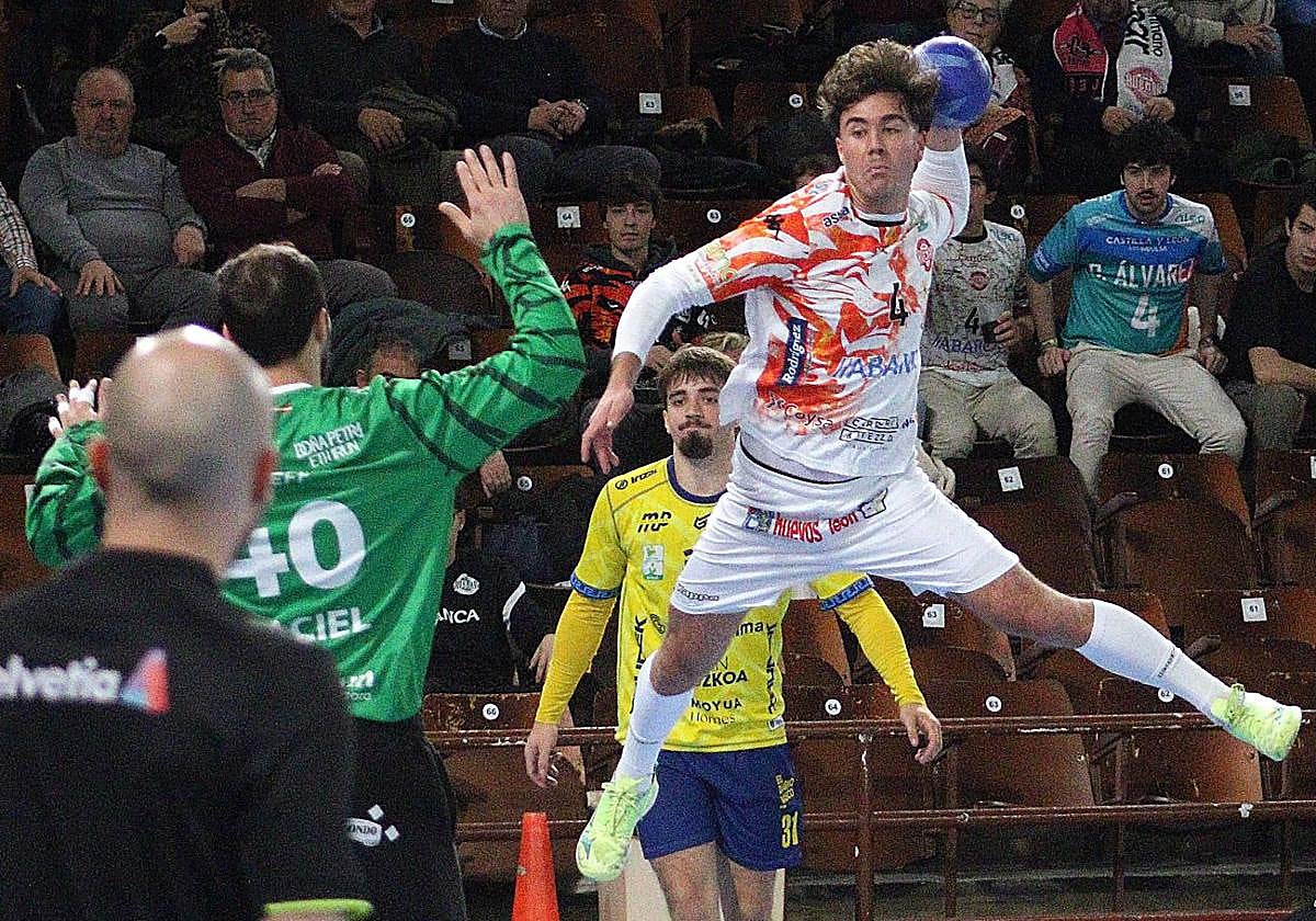 Carlos Álvarez en un partido con el Ademar.