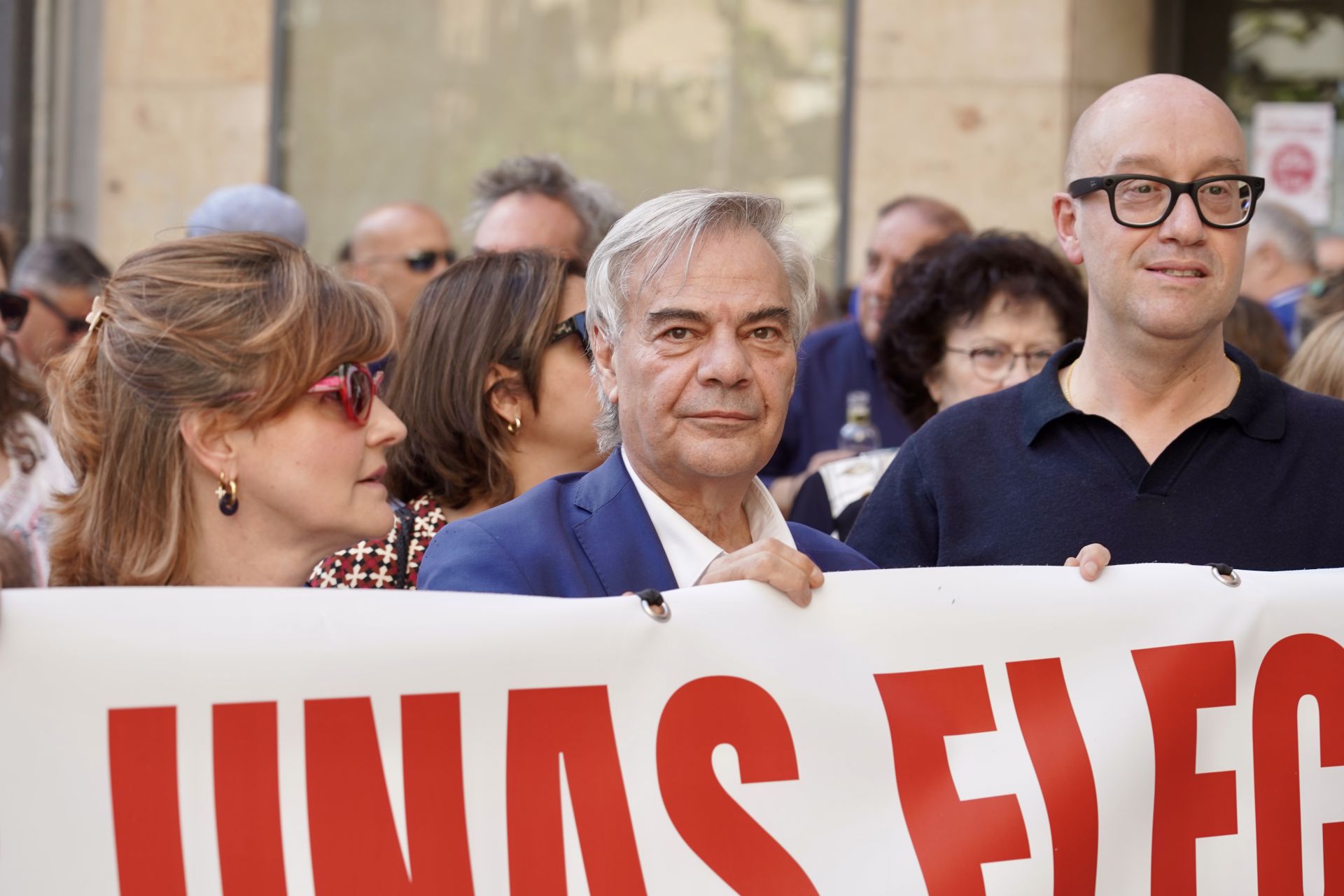 Más de un centenar de médicos se concentran para pedir unas elecciones «limpias y transparentes» en el Colegio Oficial de León