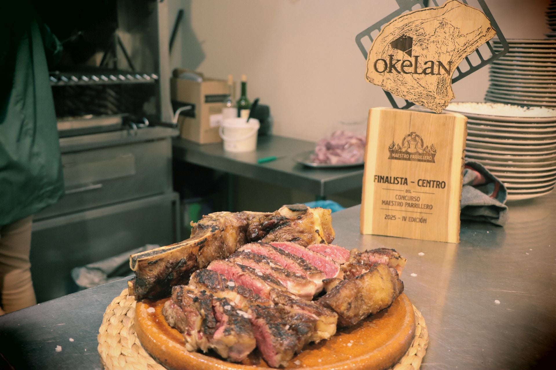 Así prepara un chuletón una de las mejores parrilleras de España