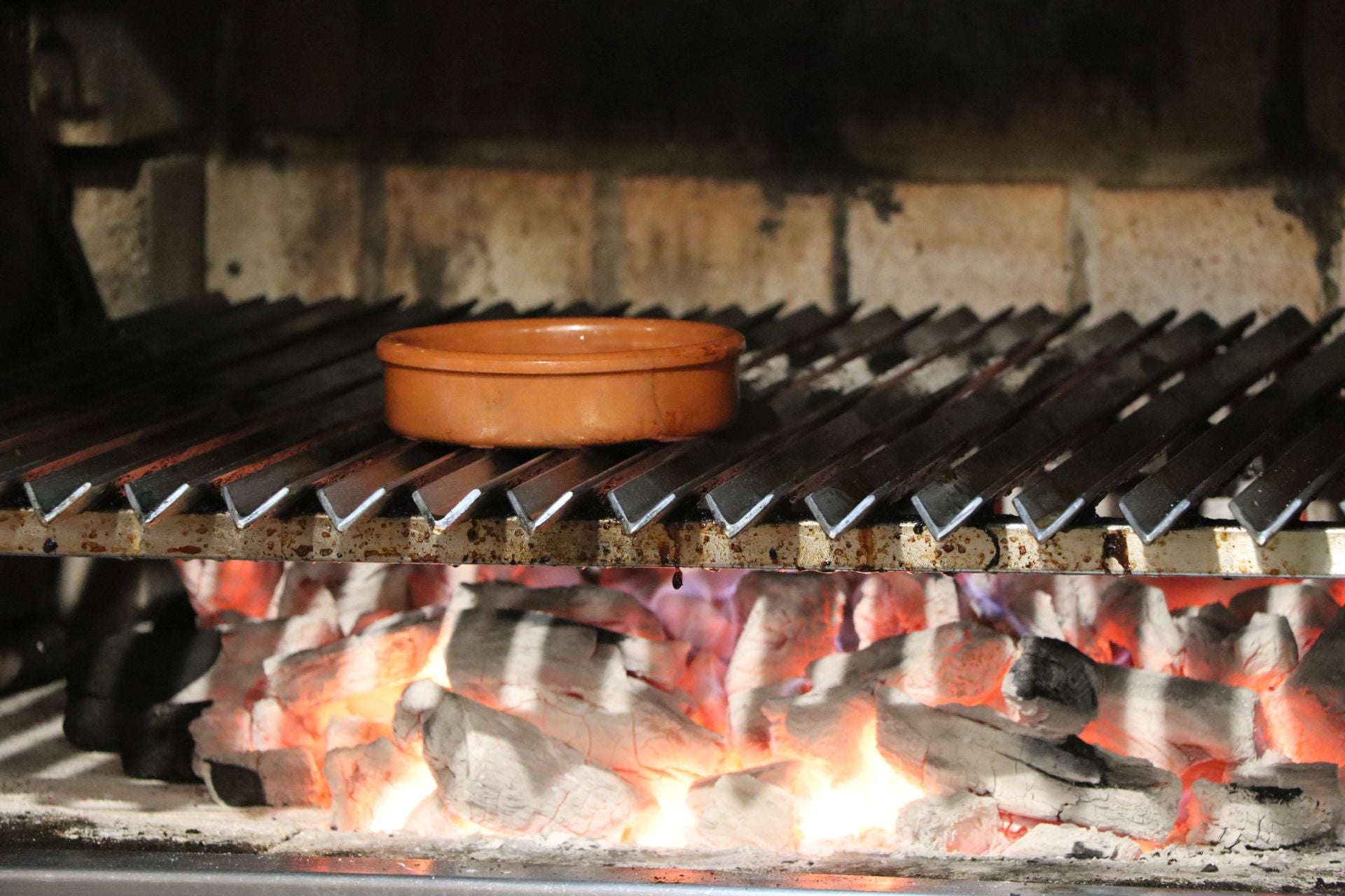 Así prepara un chuletón una de las mejores parrilleras de España