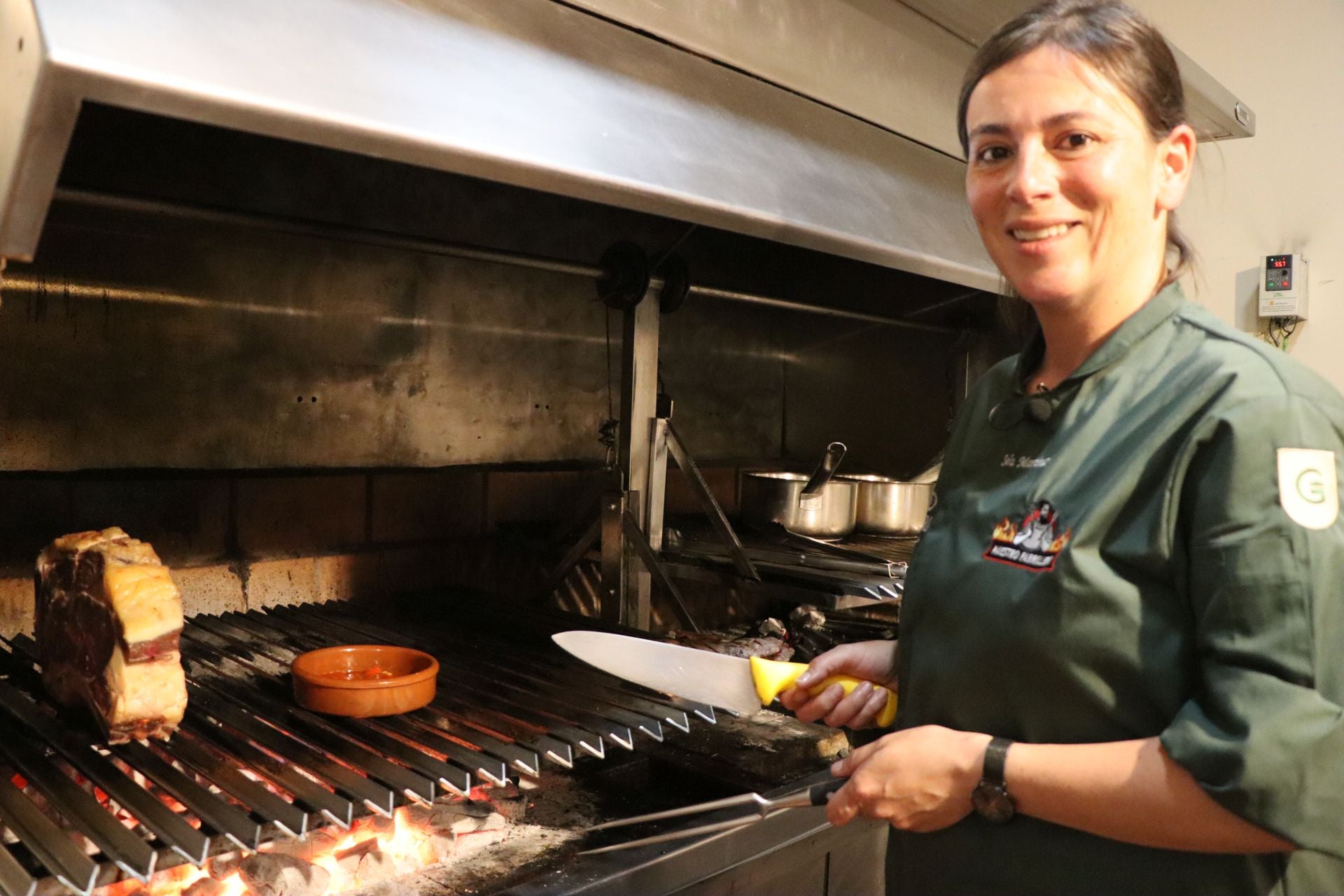 Así prepara un chuletón una de las mejores parrilleras de España