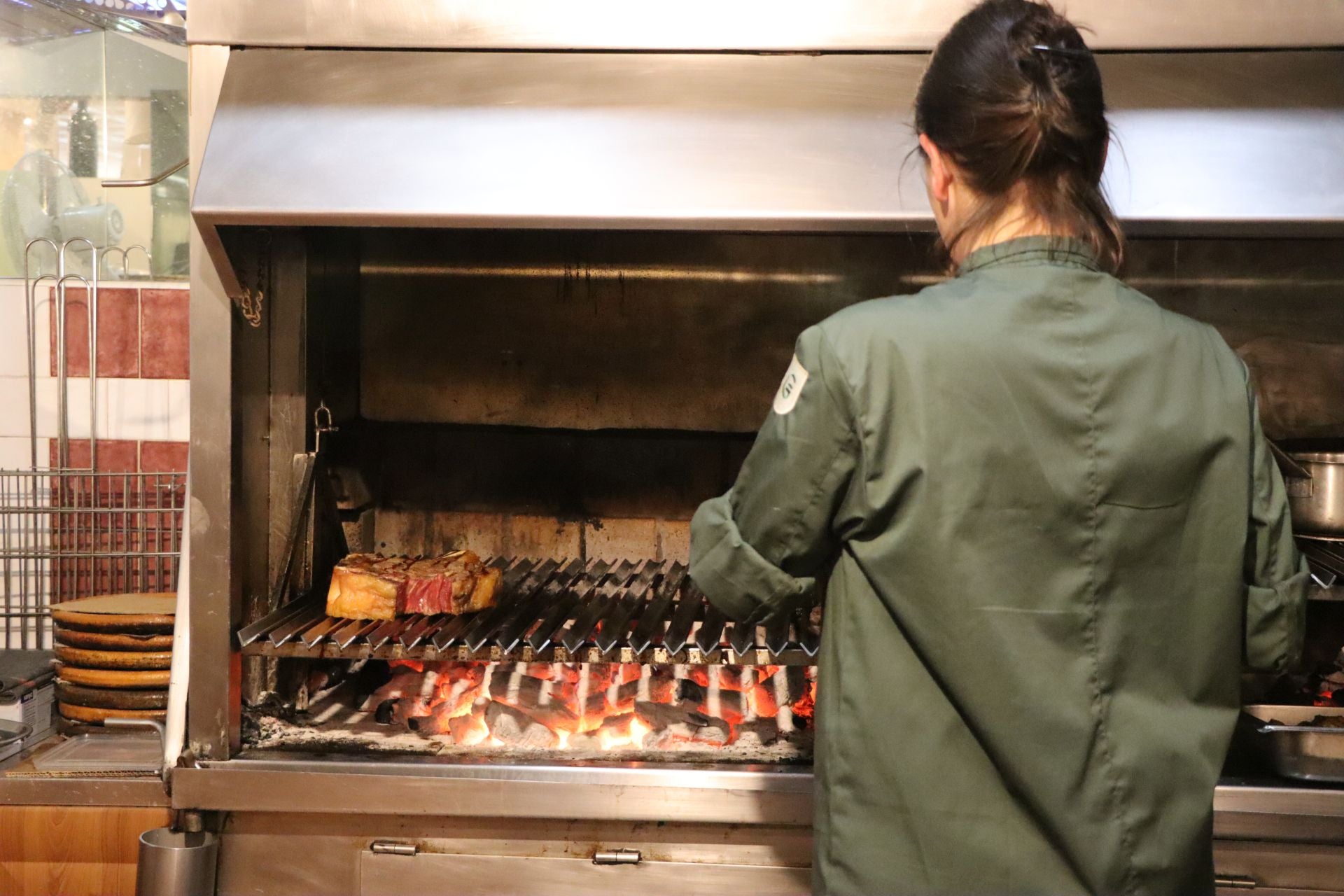 Así prepara un chuletón una de las mejores parrilleras de España