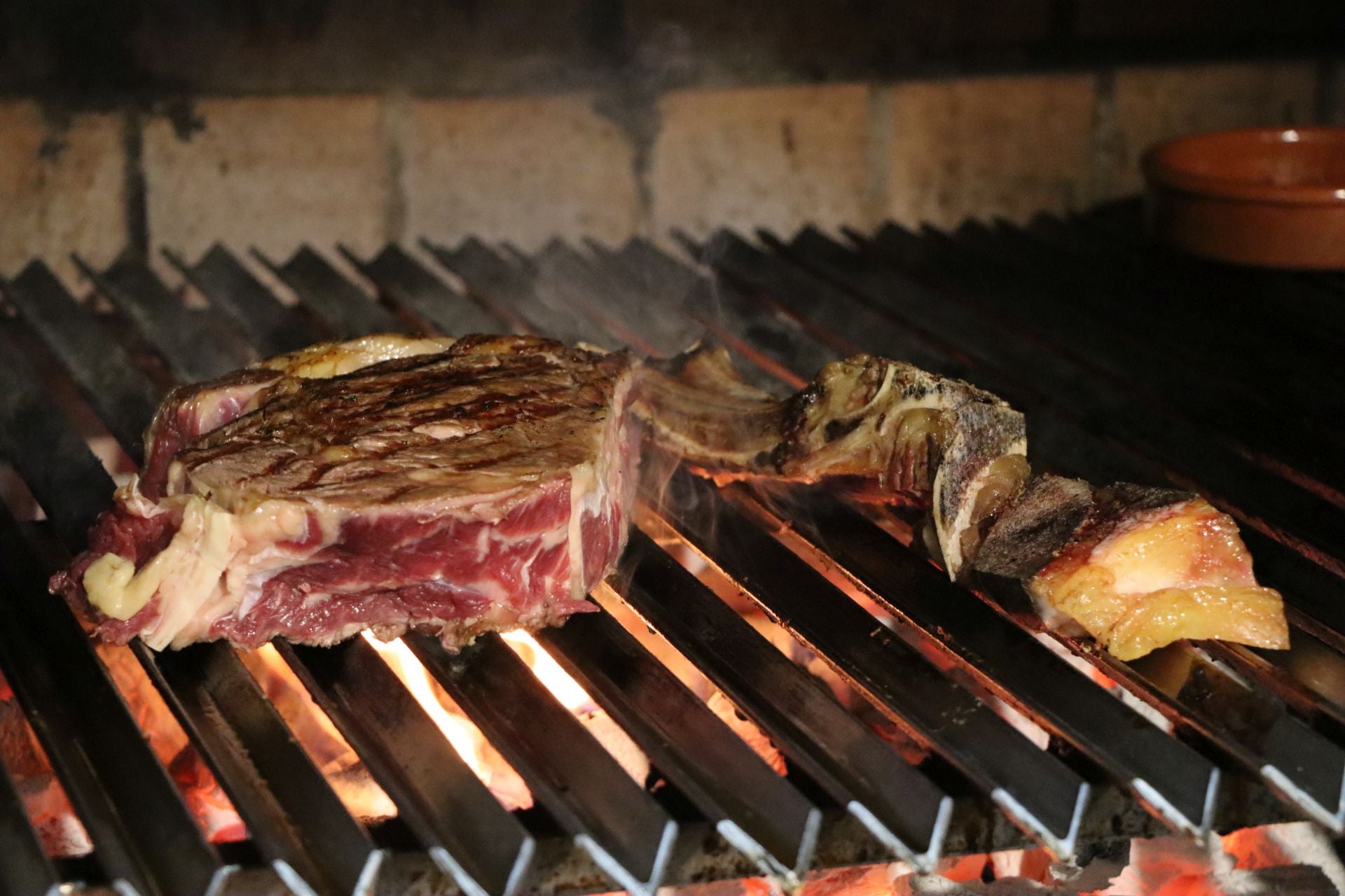 Así prepara un chuletón una de las mejores parrilleras de España