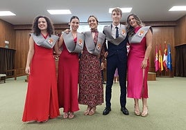 Cinco de los alumnos graduados.