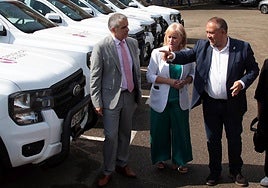 La consejera de Industria, Comercio y Empleo, Leticia García, y el presidente de la Diputación de León, Gerardo Álvarez Courel, presentan los vehículos adquiridos dentro del programa 'Montel' para actuaciones medioambientales.