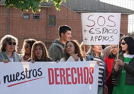 Concentración a las puertas del centro.