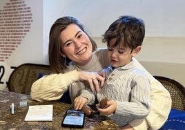 Dario y su madre en una de las actividades de la asociación.