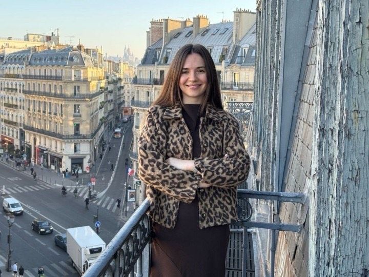 Laura Vega explica se encUENtra en París con un contrato formativo perteneciente a la Beca ICECYL