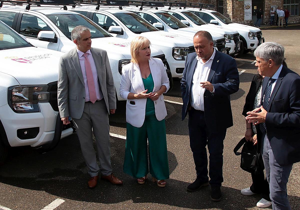 La consejera de Industria, Comercio y Empleo, Leticia García, y el presidente de la Diputación de León, Gerardo Álvarez Courel, presentan los vehículos adquiridos dentro del programa 'Montel' para actuaciones medioambientales