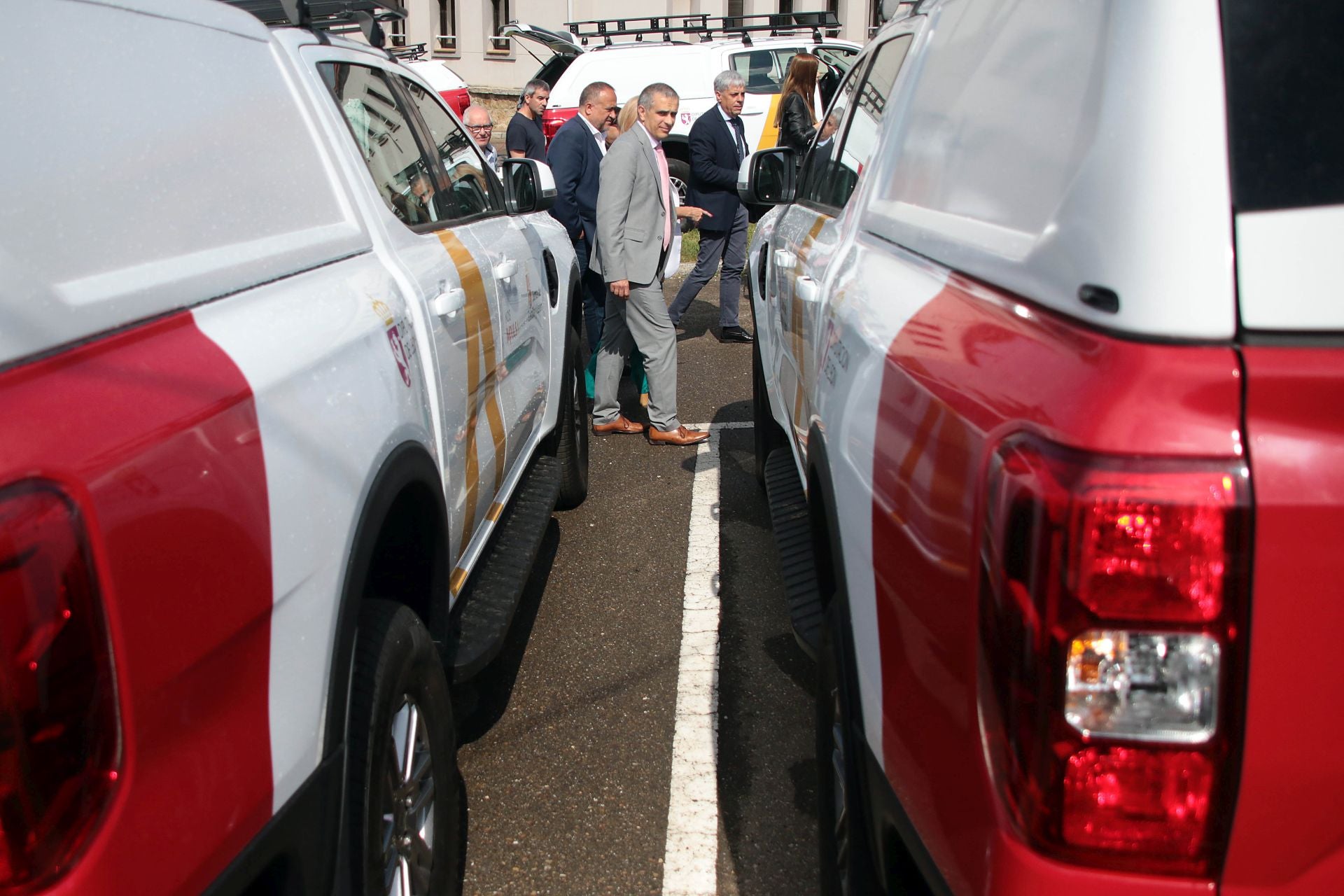La consejera de Industria, Comercio y Empleo, Leticia García, y el presidente de la Diputación de León, Gerardo Álvarez Courel, presentan los vehículos adquiridos dentro del programa 'Montel' para actuaciones medioambientales