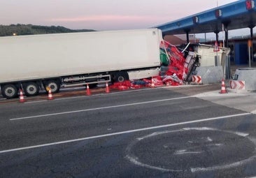 Un camión se estrella contra una caseta del peaje de la León-Asturias