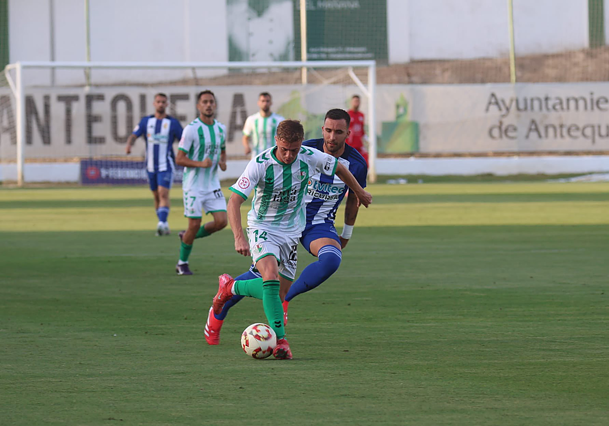 Imagen del partido entre Antequera y Deportiva