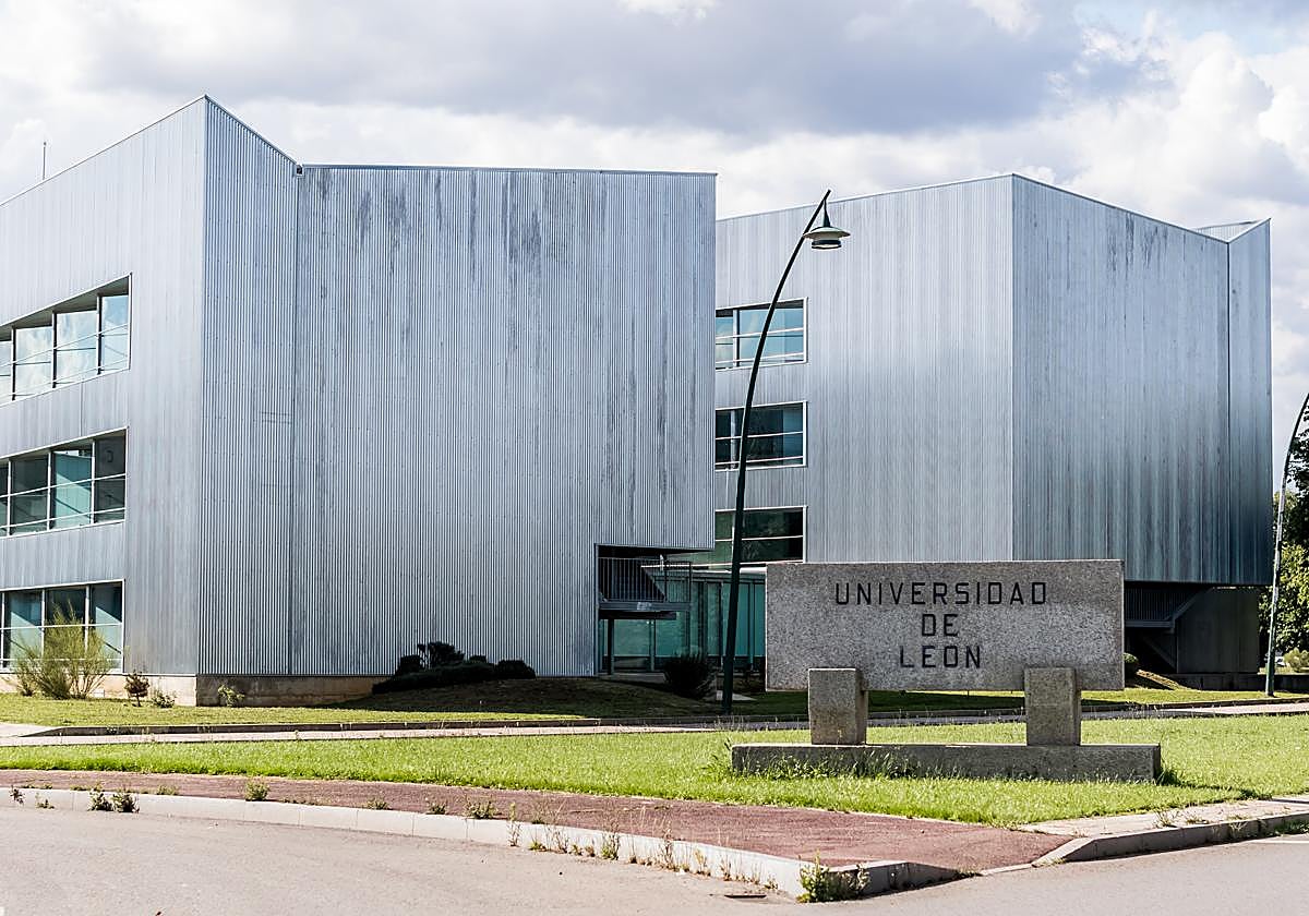 Zona de acceso a la Universidad de León.
