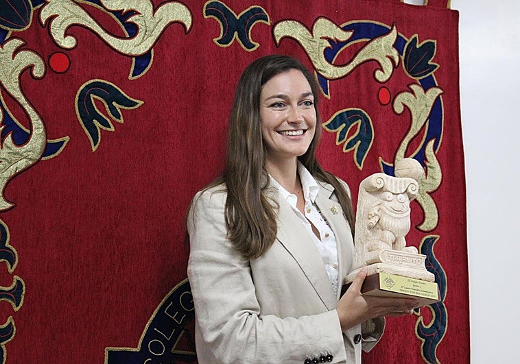Laura González Llamazares recogiendo el premio 'Jose Belinchón' del colegio Leonés
