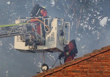 Un intenso incendio arrasa un edificio ocupado por un sintecho en San Andrés