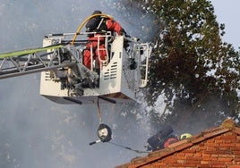 Varias dotaciones de bomberos combaten las llamas en un edificio en estado abandonado en la localidad del alfoz de León