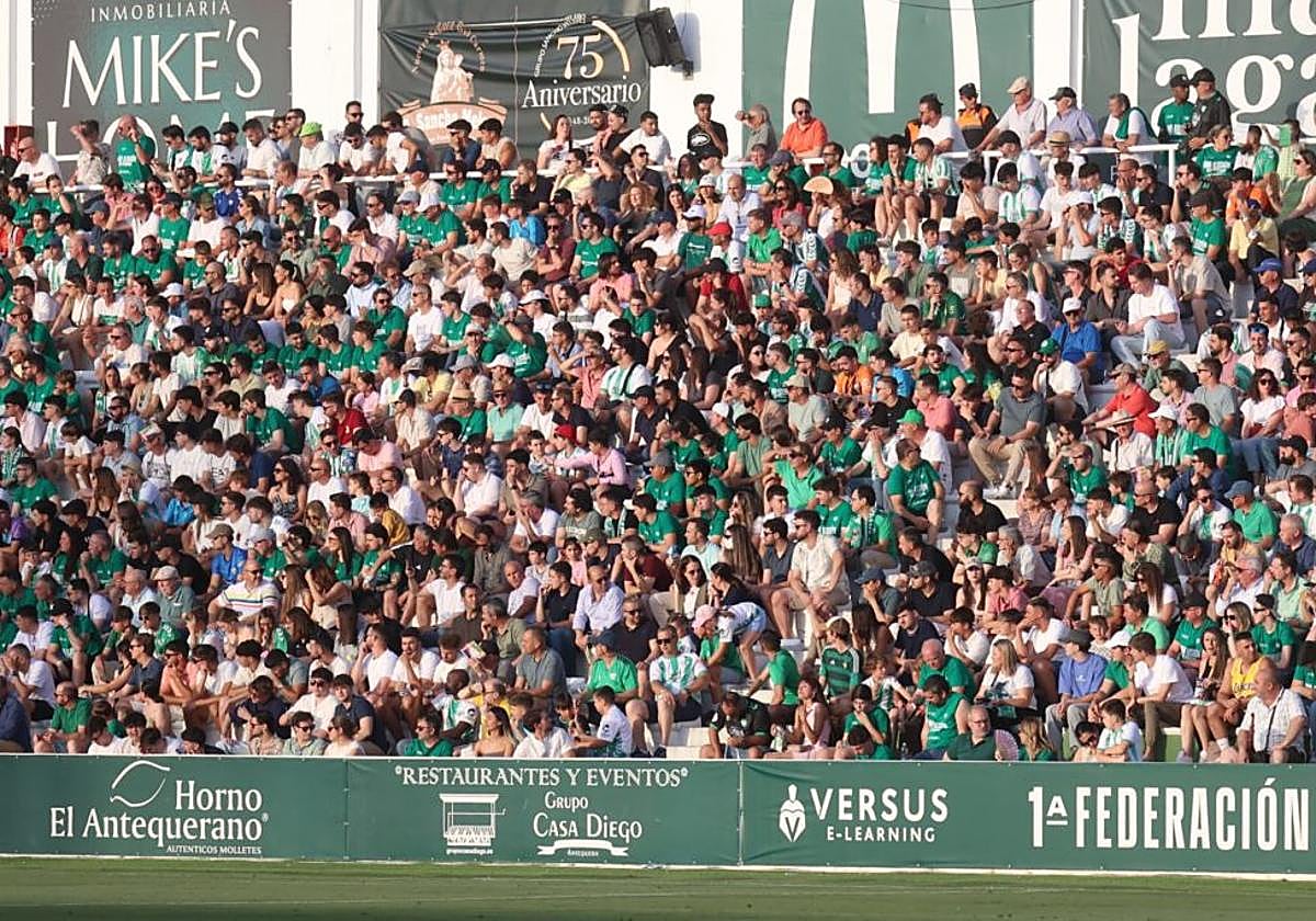 Afición del Antequera.