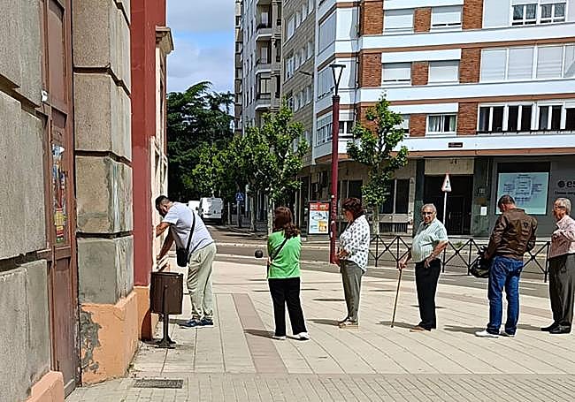 Imagen de la fila en la venta de entradas.