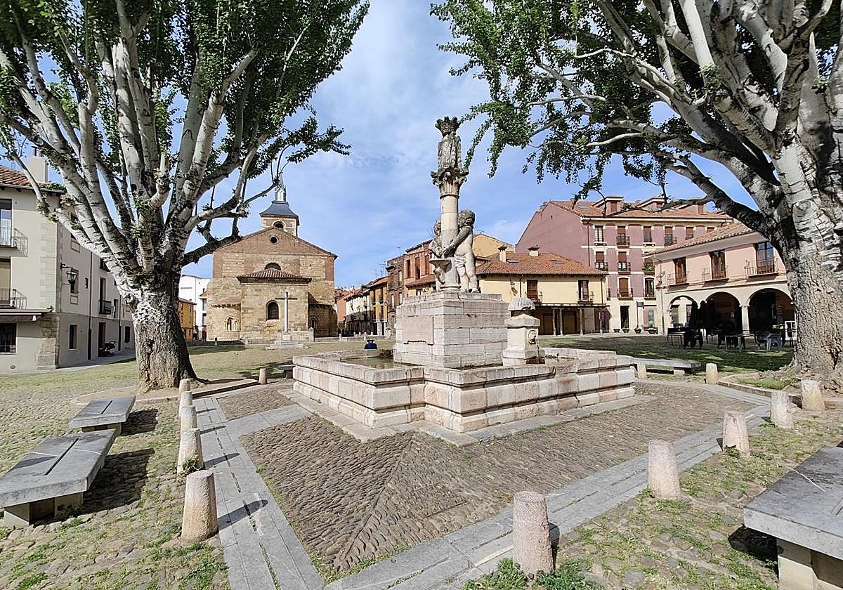 La plaza del Grano en León capital con un cielo casi despejado.