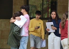Imagen de estudiantes a las puertas de la Universidad de León