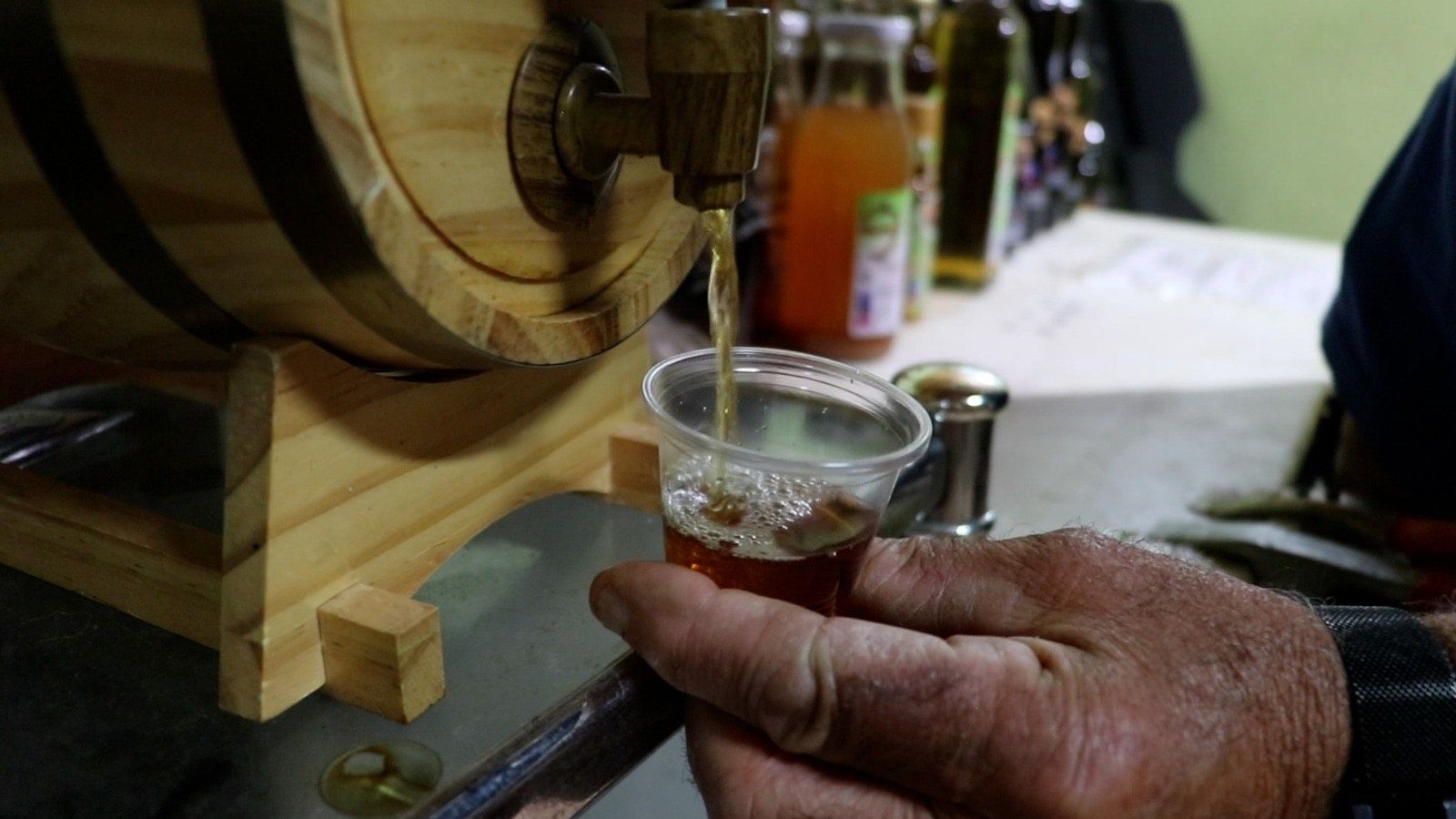 Herminio Carral mostrando como se sirve su vermut de sidra