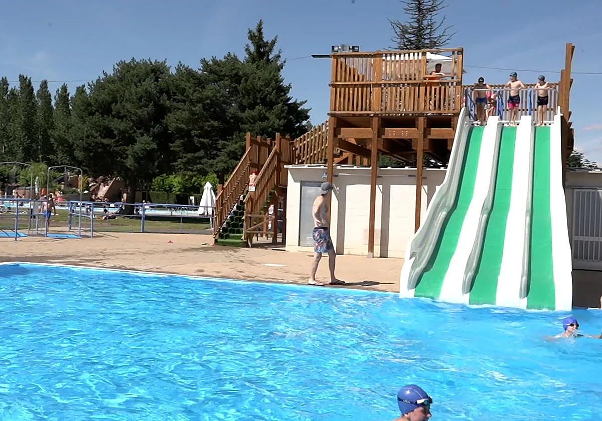 El PSOE denuncia «malestar de las familias» coyantinas con la subida de las piscinas