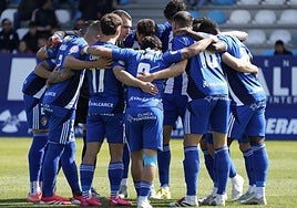 Los jugadores de la Ponferradina se conjuran antes de un partido.