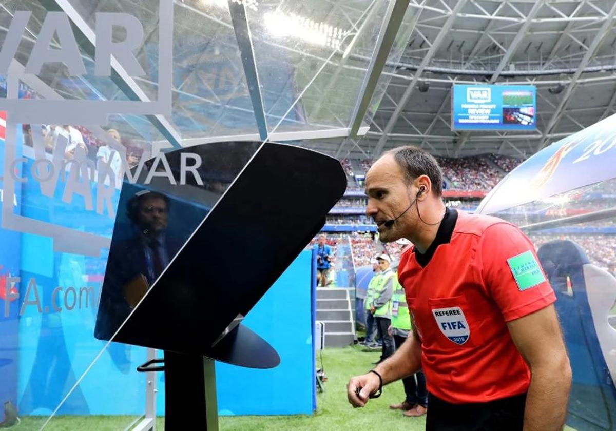 Un árbitro consulta el VAR.