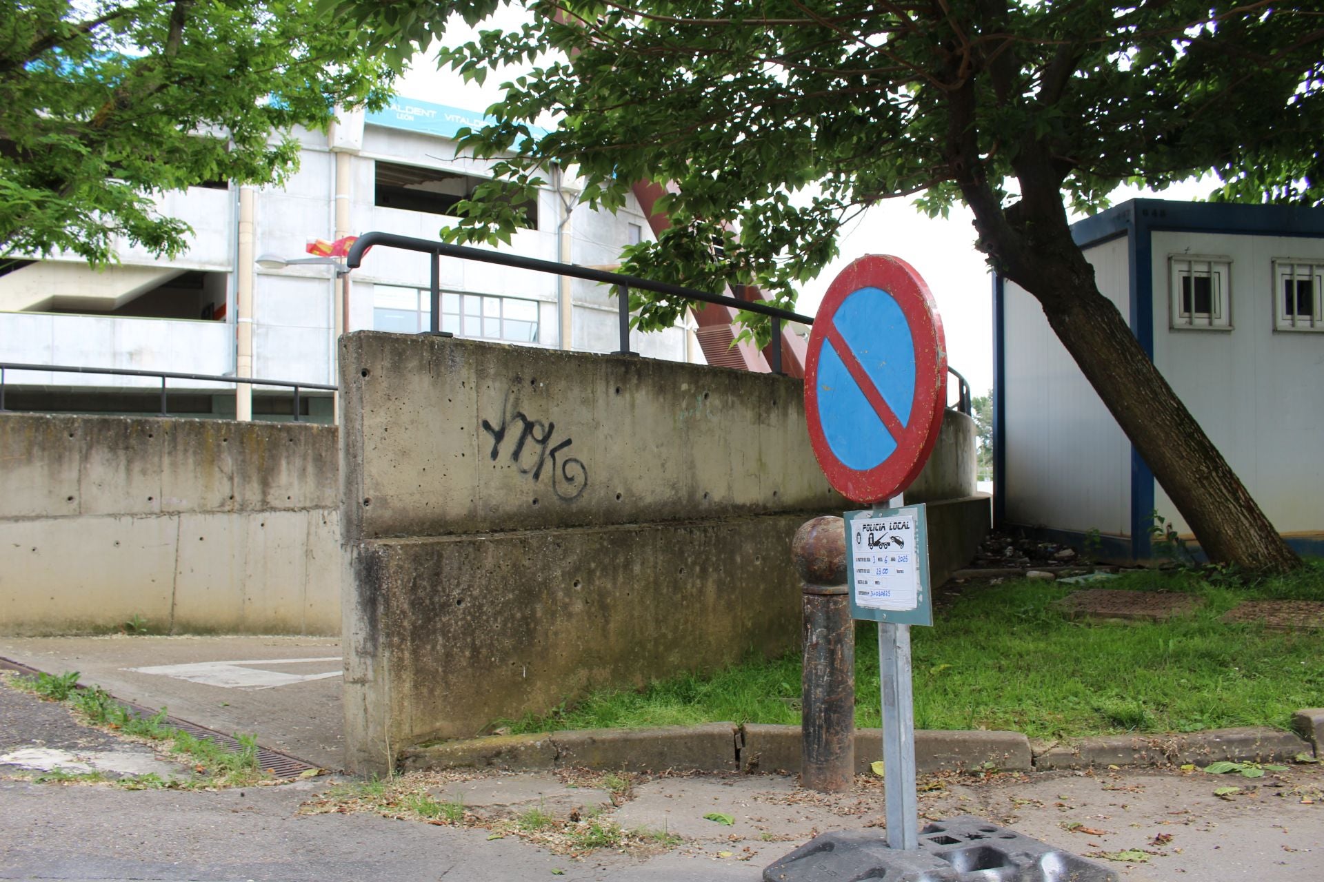 Imagen secundaria 1 - Prohibición de estacionamiento en los aparcamientos del estadio Reino de León y del Palacio de los Deportes de León.