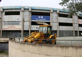 Una excavadora en los accesos del estadio Reino de León anuncia el inminente inicio de las obras.