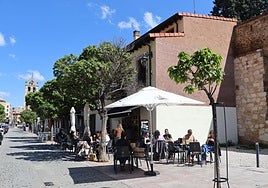 Una terraza en la calle Ruiz de Salazar llena de personas a mediodía.