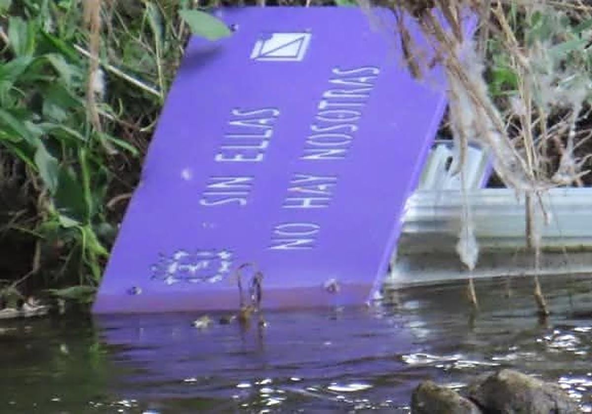 La placa del mural feminista de León amanece en aguas del Bernesga.