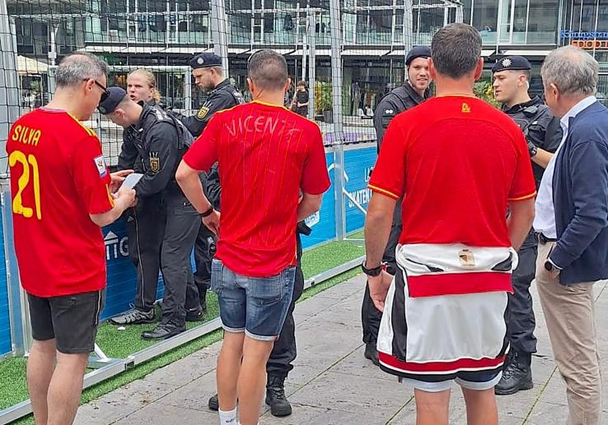 Los agentes se unen a la policía alemana tras detener al ladrón.