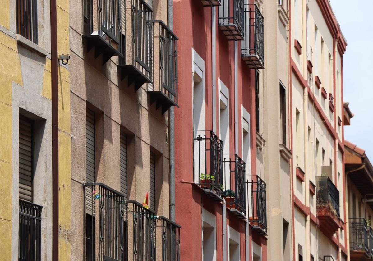 Varios edificios de la calle de este lunes.