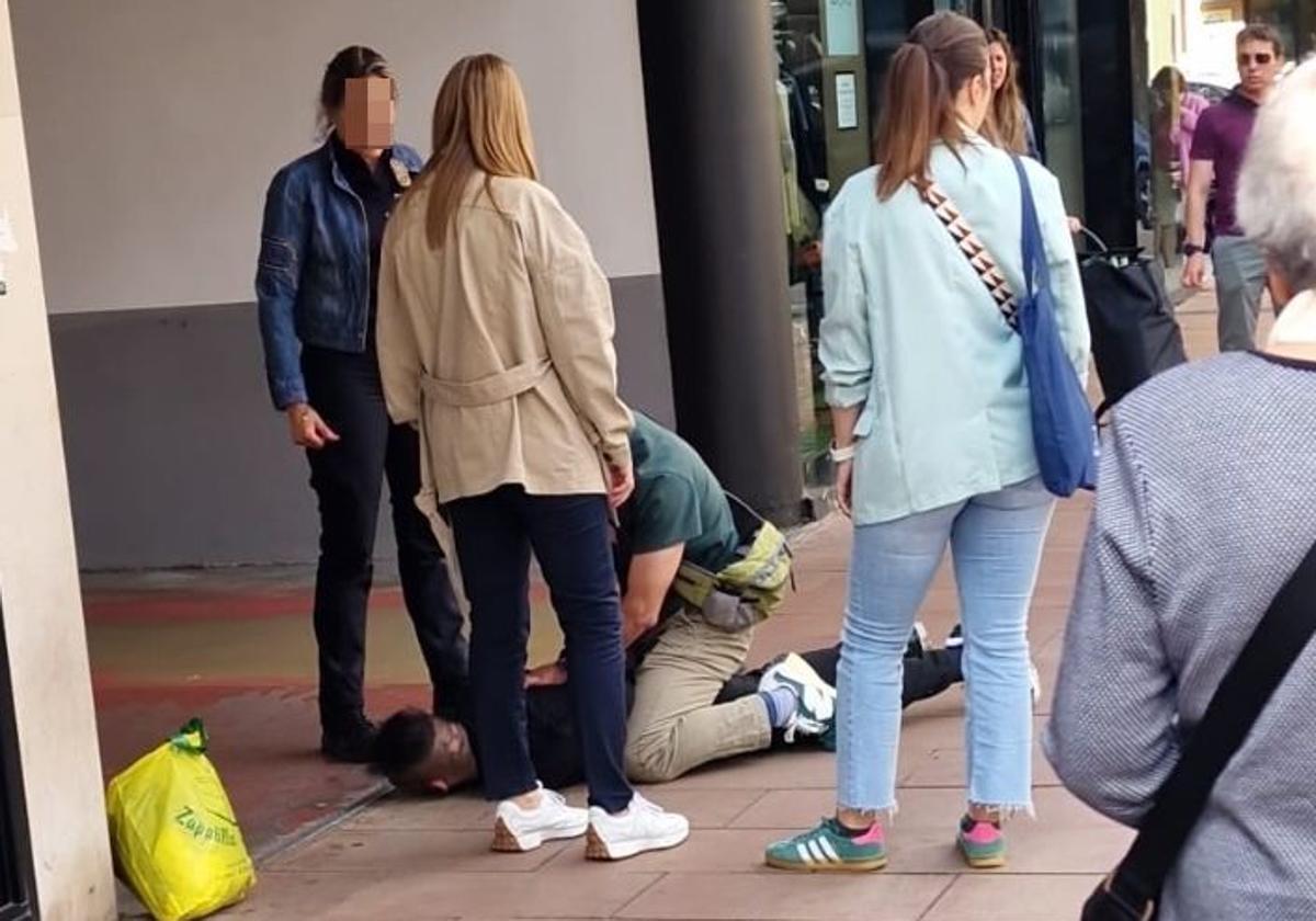 Agentes de paisano retienen al joven.