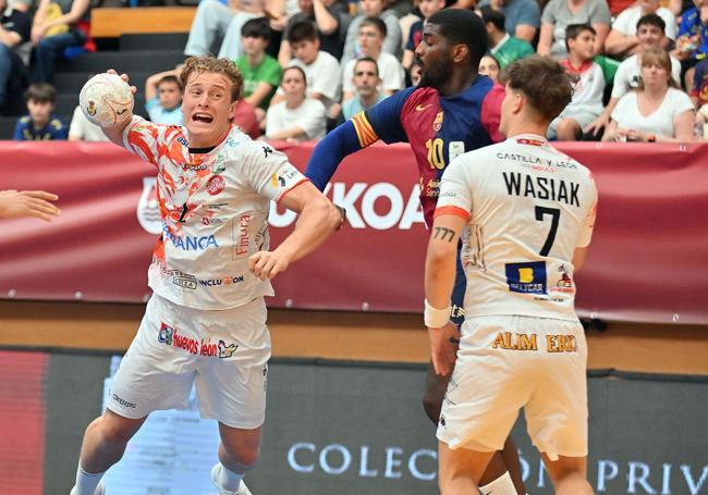 Lindqvist y Wasiak, en una acción del partido.