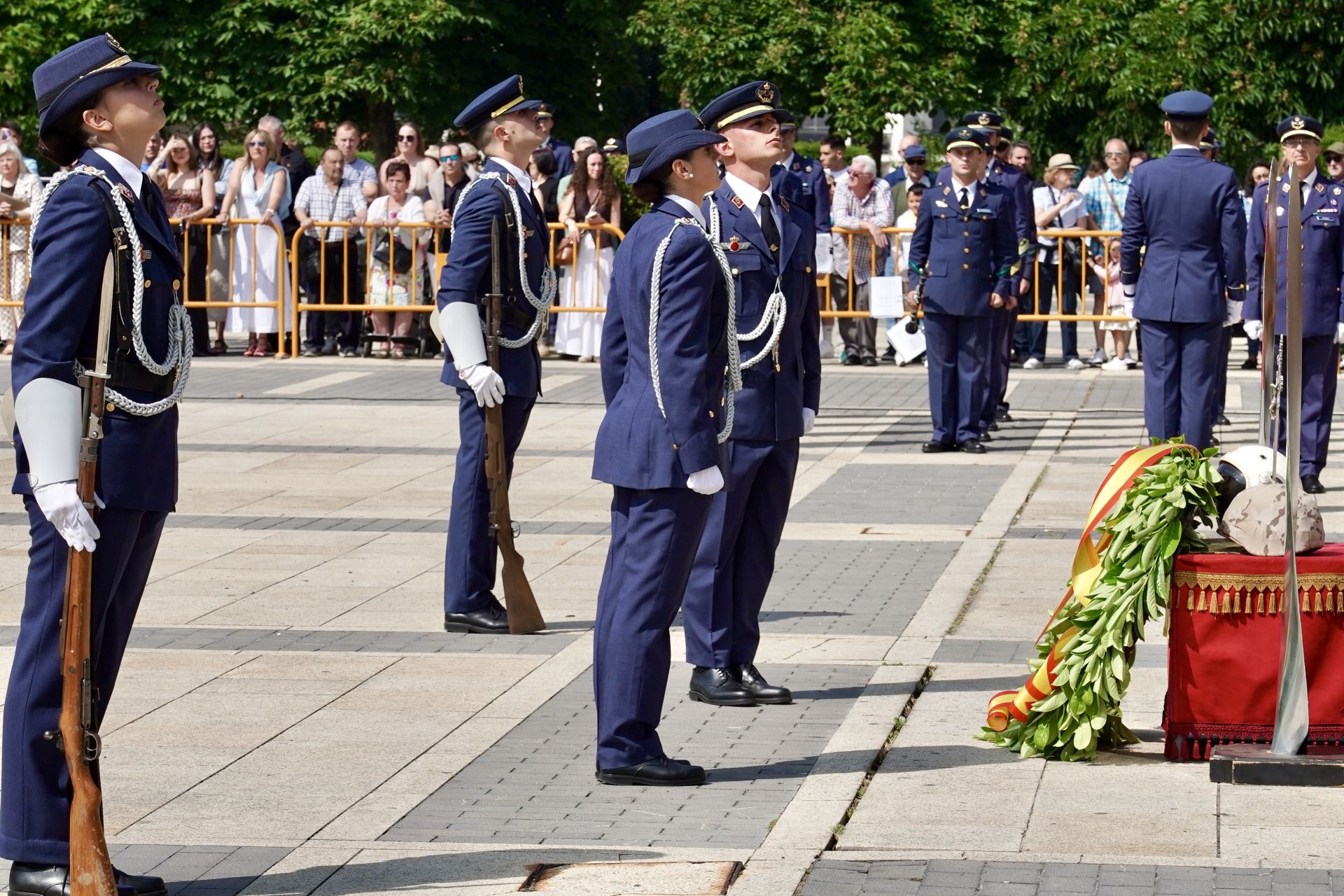 Entrega del título de Hijos Adoptivos de León a los alumnos de la Academia Básica del Aire