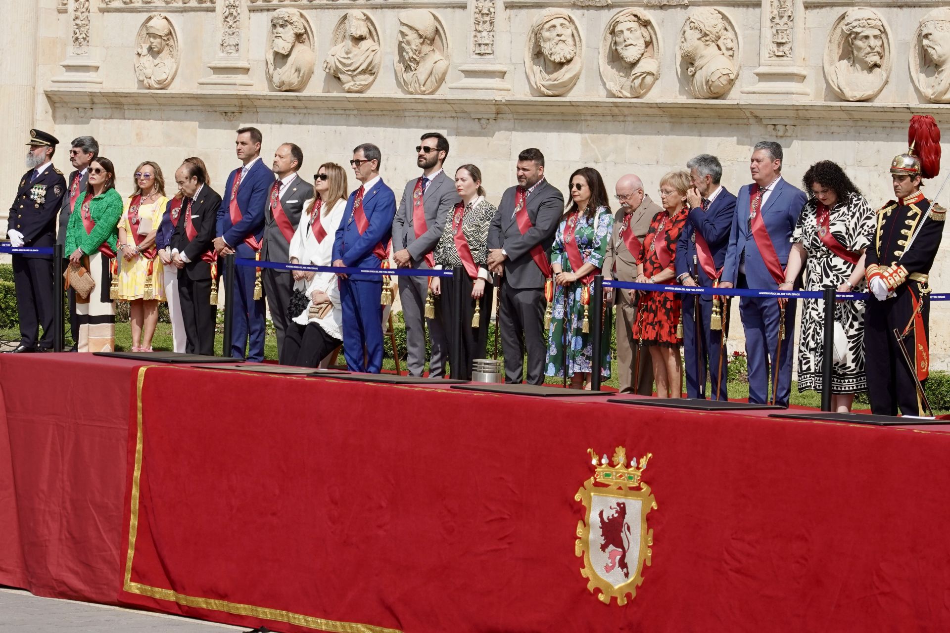 Entrega del título de Hijos Adoptivos de León a los alumnos de la Academia Básica del Aire