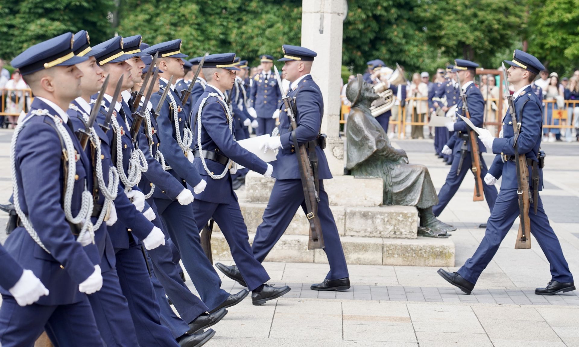 Entrega del título de Hijos Adoptivos de León a los alumnos de la Academia Básica del Aire
