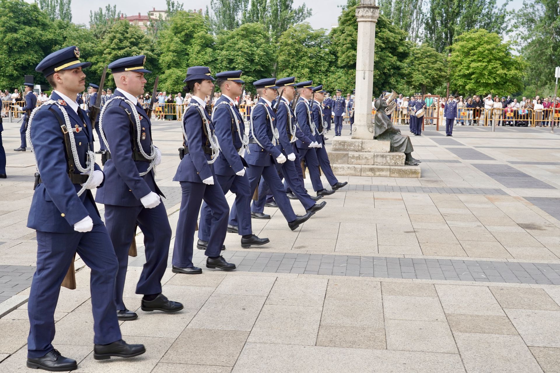Entrega del título de Hijos Adoptivos de León a los alumnos de la Academia Básica del Aire