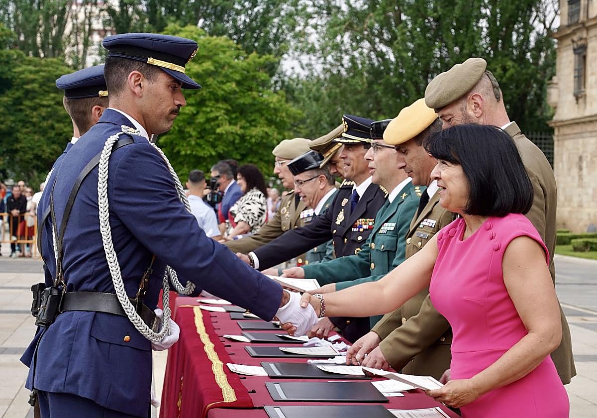 Entrega del título de Hijos Adoptivos de León a los alumnos de la Academia Básica del Aire