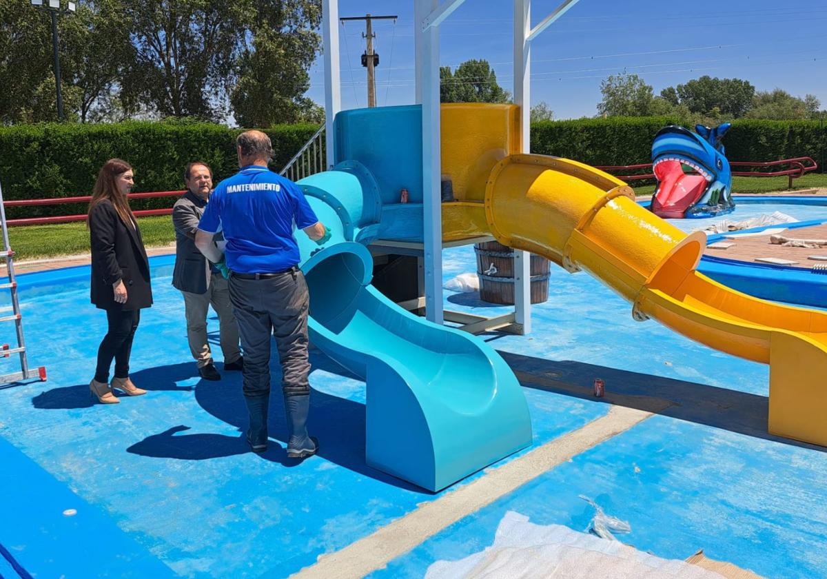 Nuevos juegos infantiles para la piscina municipal de La Bañeza
