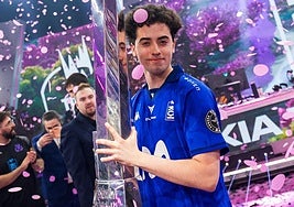 Álvaro Fernández posa con el trofeo de campeón del LEC.