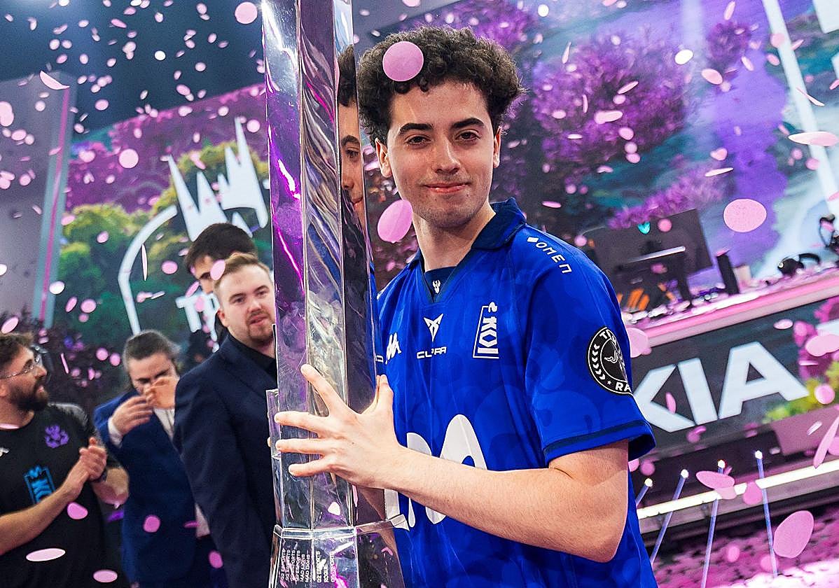 Álvaro Fernández posa con el trofeo de campeón del LEC.