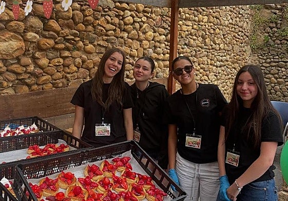 Imagen de uno de los puestos de postres con fresa del frestival de Almanza