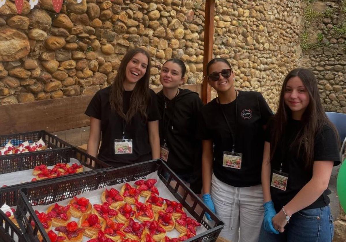 Imagen de uno de los puestos de postres con fresa del frestival de Almanza