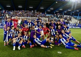 Los jugadores de la Deportiva festejan el pase de ronda ante el Antequera.