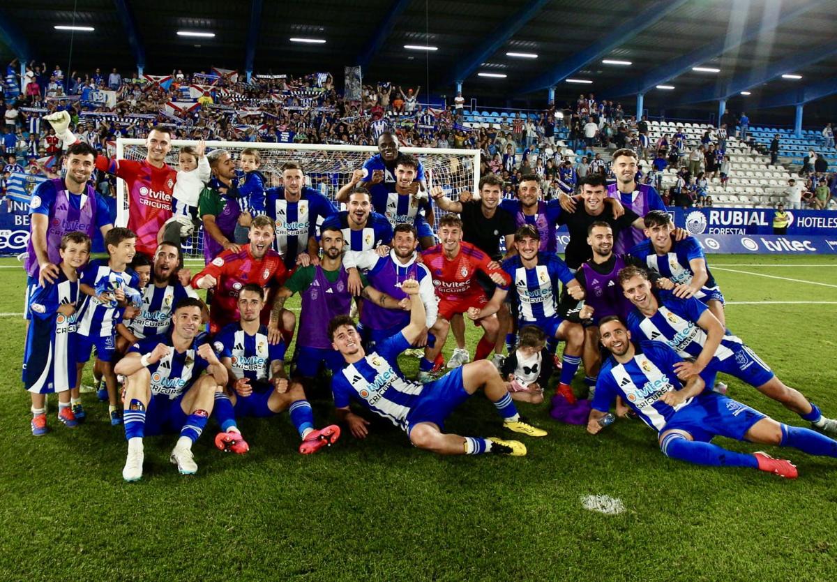 Los jugadores de la Deportiva festejan el pase de ronda ante el Antequera.