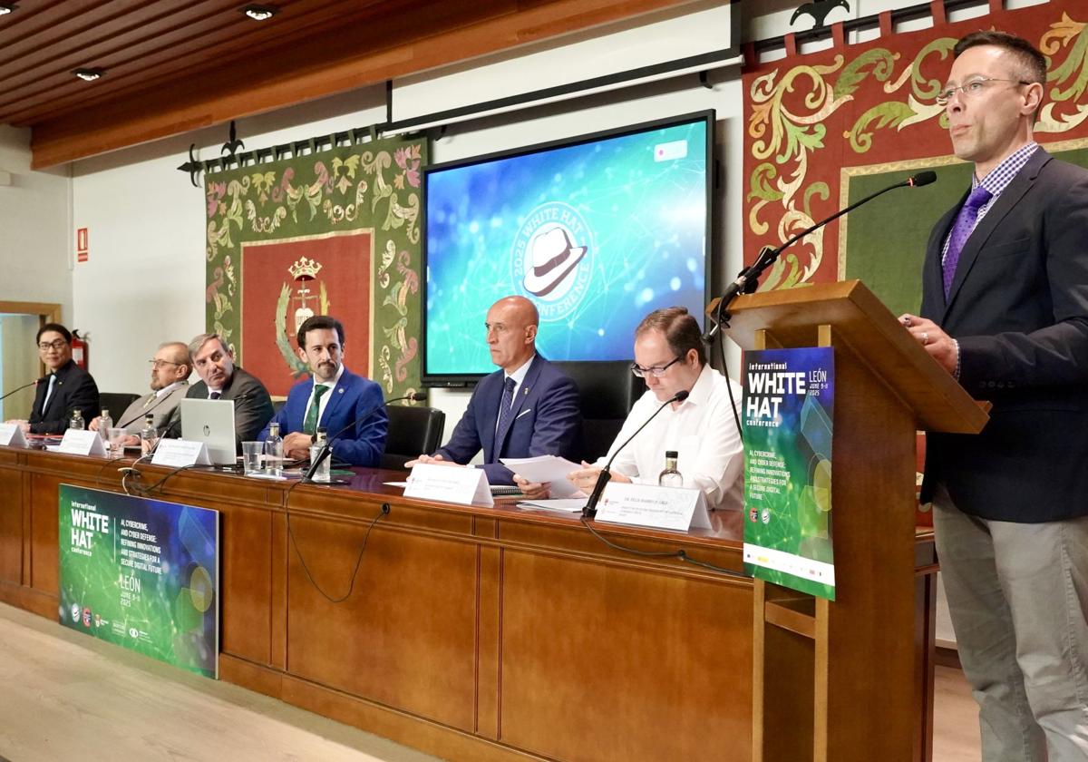 Inauguración de White Hat Conference con el lema 'IA, Ciberdelincuencia y Ciberdefensa'.