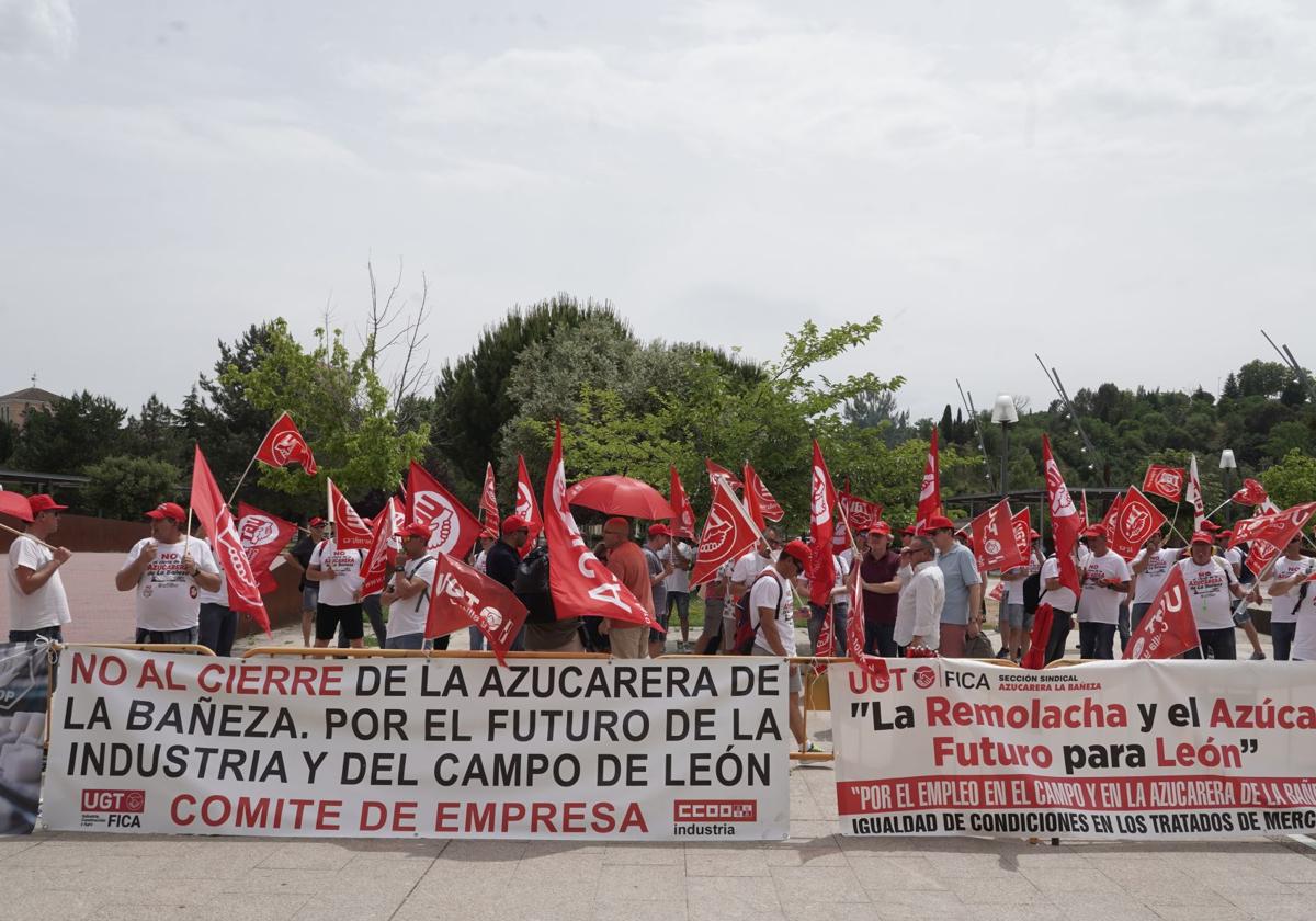 Los trabajadores de Azucarera se concentran ante las Cortes